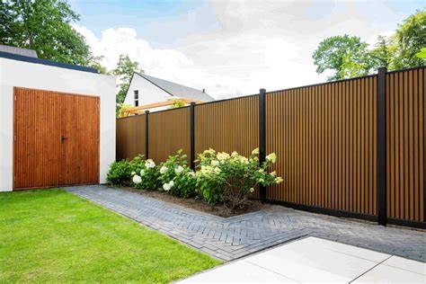 Composiet schutting in Limburg, tinten en materialen