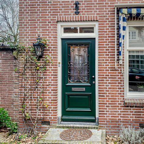Historische stijlen gereflecteerd in witte voordeuren (jaren-30 tot jaren-60)