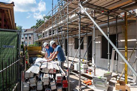 Foto: aannemer die egaline aanbrengt in een woonkamer
