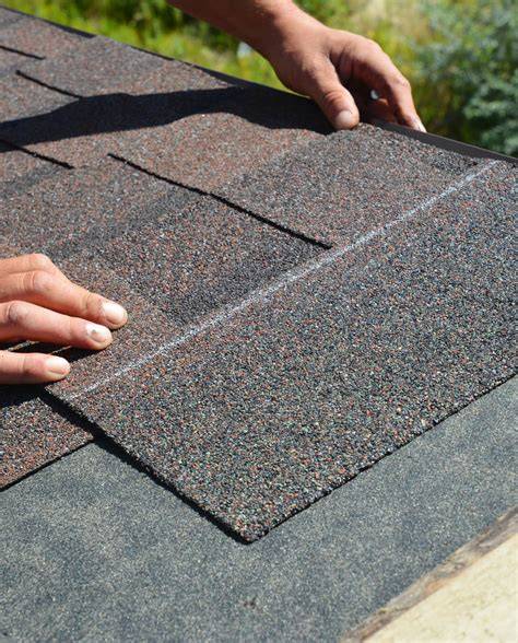 Begrenzde infographic: Stappenplan dakshingles leggen