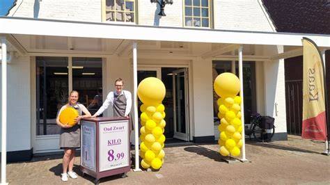 Foto van de heropening en vernieuwde winkel