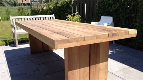Foto: houten tafel met lijmvlek voor behandeling