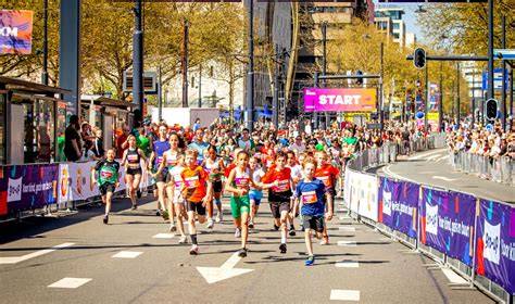 Tafereel van de NN Marathon Rotterdam met deelnemers op de finishlijn