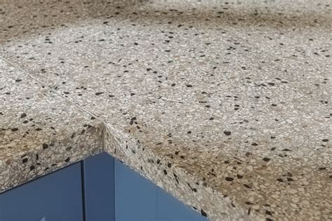 Close-up van terrazzo werkblad met mengsel van korrels
