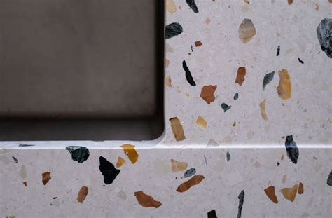 Foto: stalen betonnen/ terrazzo werkbladen bij een showroom