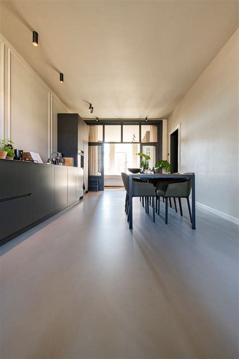 Foto van een modern interieur met gietvloer in verschillende ruimtes