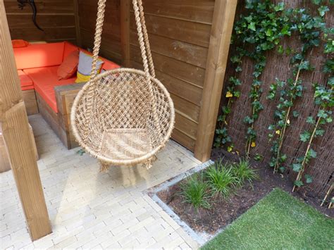Afbeelding: voorbeeld van een hangstoel in de tuin onder een luifel