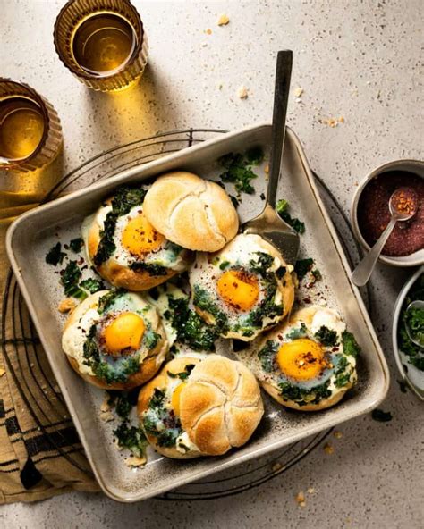 Brioche-illustratie met ei-inhoud