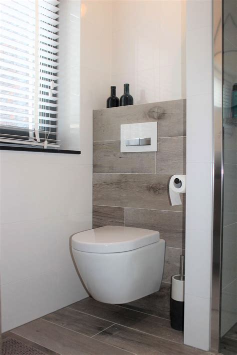Foto: Toilet op houten vloer met balkenondersteuning