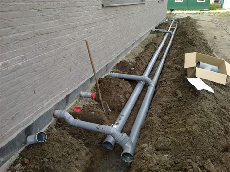 Diagram: houten vloer met toilet en riool aansluiting