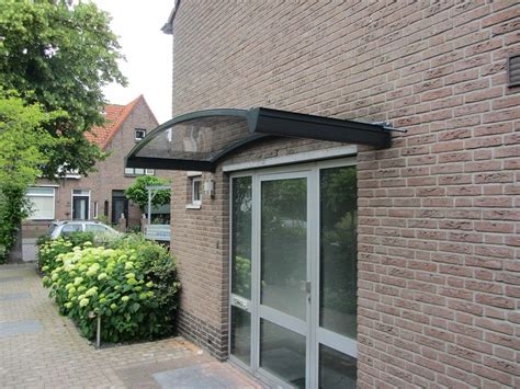 Afbeelding: illustratie van montage van een afdakje boven de deur