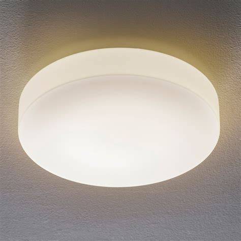 Voorbeeld van opaal glas verlichting naast een spiegel
