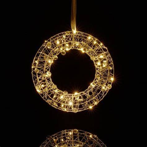 Afbeelding: kerstkrans met warm wit ledlicht op deur