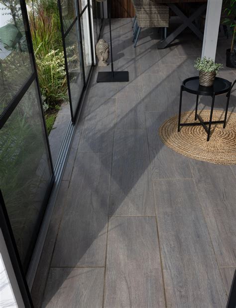 Infographic: Kenmerken keramische houtlook tegels vs. echt hout