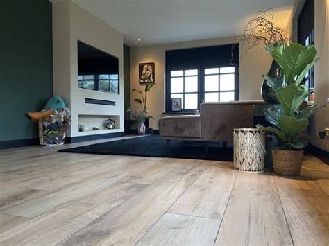 Layoutvoorbeelden houtlook tegelvloeren in woonkamer en badkamer
