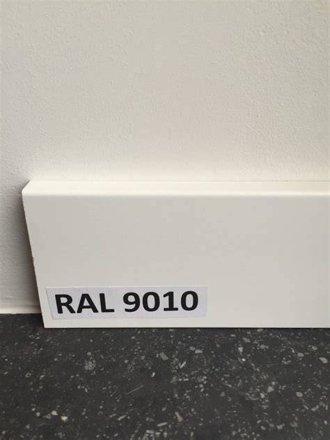 Infographic: Voordelen van afgelakte MDF plinten in V313 en RAL 9010