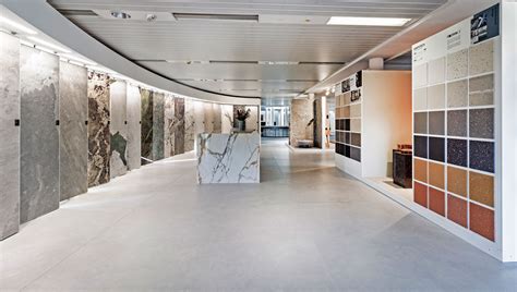 Showroom en showroomlayout van 2000 m² met PVC visgraatcollectie