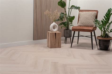 Kleine infographic: kleurenspectrum visgraat PVC (van licht eiken tot donker eiken)