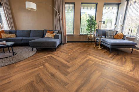 Donkere vloer inspiratie: combinatie van donkere vloer met lichte muren en warm hout