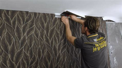 Voorbereiding en perforatie draaien duidelijke stappen uit voor het verwijderen van behang