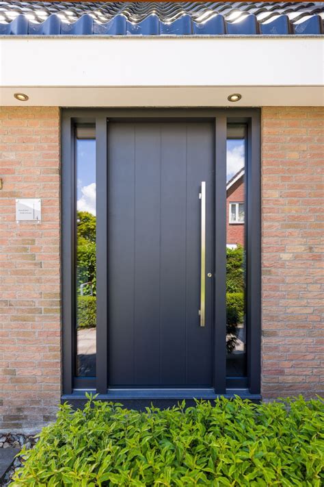 Foto van een kunststof voordeur met zijlichten in een moderne woning