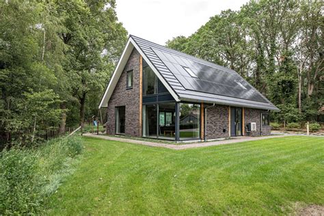 Foto van moderne prefab woning in het bos
