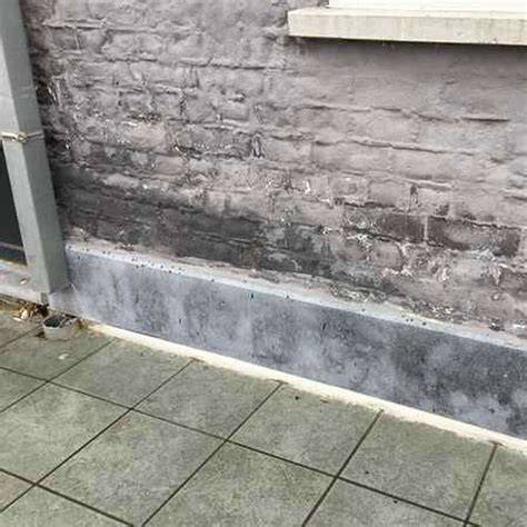 Illustratie van het proces van doorslaand vocht en invasie door de buitenmuur