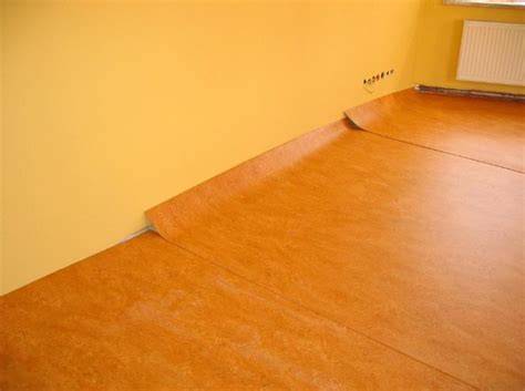 Afbeelding: voorbeeld van een linoleum vloer met toplaag en onderlaag