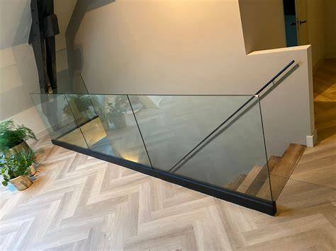 Ontwerpvoorbeelden: keramische vloer, glazen balustrade en ingebouwde vloerverlichting