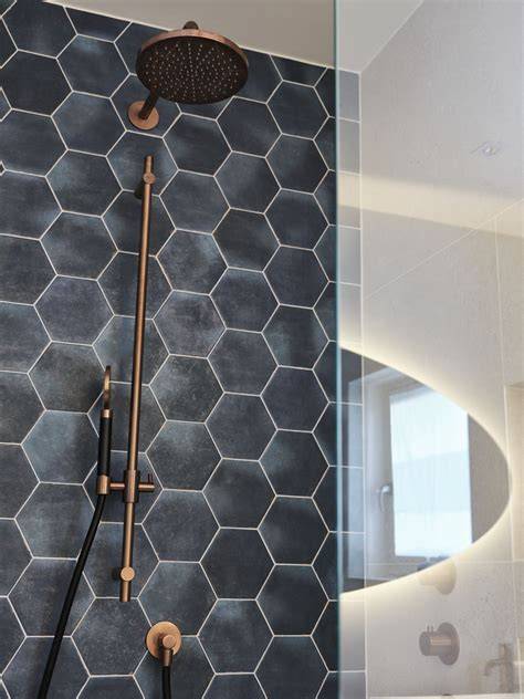 Afbeelding: voorbeeld hexagon wandtegels in een lichte kleurenmix