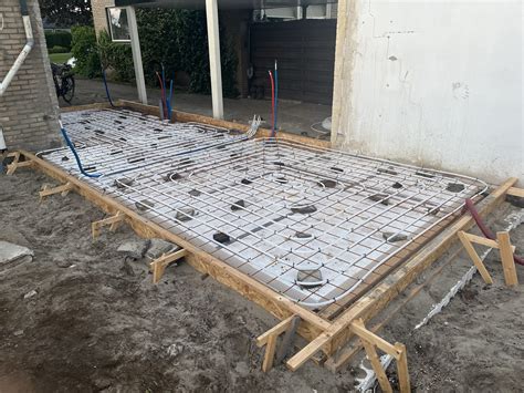 Dwarsdoorsnede van een magazijnvloerconstructie met fundering, betonplaat en toplaag.