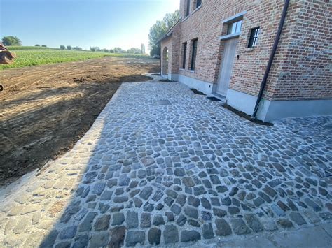 Foto: Gecoate betontegels met een natuurlijke wildverband uitvoering