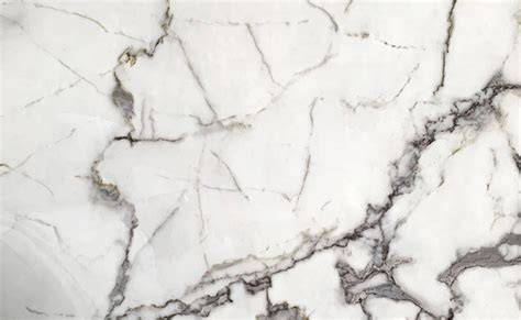 Carrara marmer: kenmerkende witte basis met grijze aderen