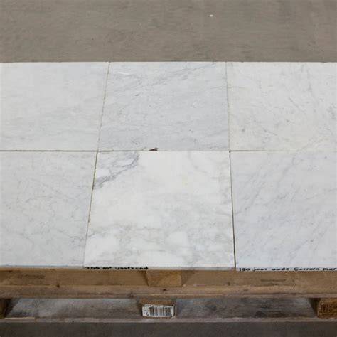 Bianco Carrara tegels: zuivere witte basiskleur met subtiele aderen