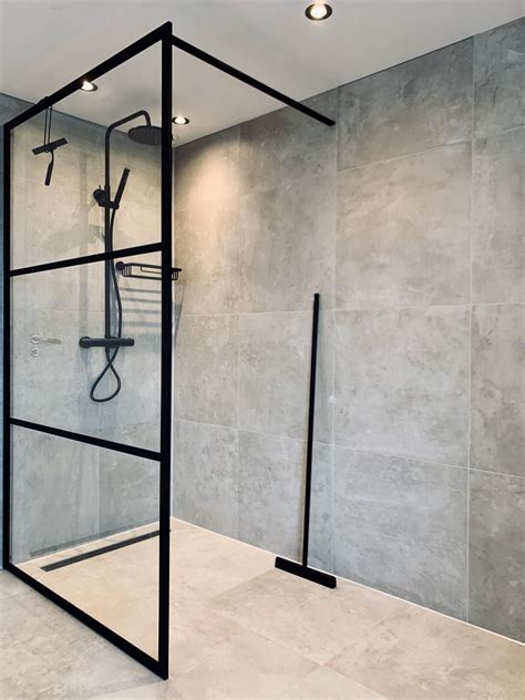 Foto van Macbath douchewand en -deuren in een moderne badkamer