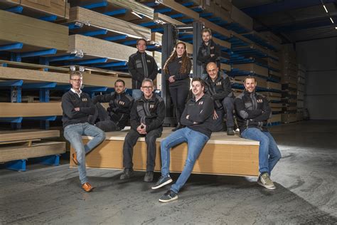 Teamfoto van meerdere asbestteams op locatie