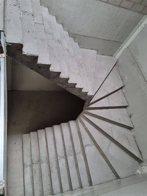 Afbeelding: verschillende soorten betontrappen (recht, kwartdraai, wenteltrap, Z-treden, bloktrap)