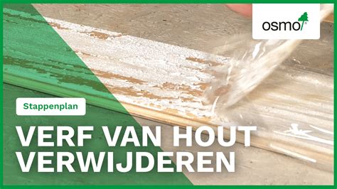 Detailfoto van het verwijderen van schilderstape direct na het verven van plinten