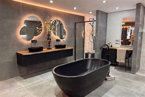 Illustratie van een grote badkamer-showroom met 900m² inspiratiegebied