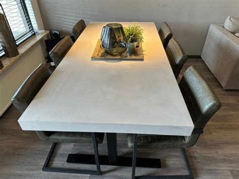 Showroomvoorbeelden betonlook eettafels en onderstellen