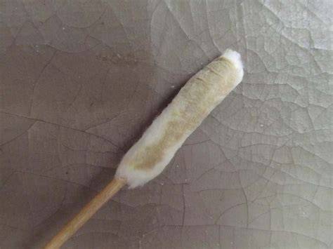 v-groef met vuil en schoonmaak met wattenstaafje