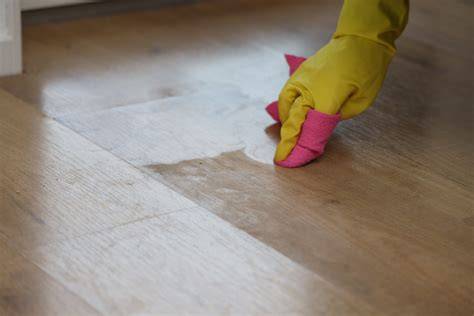 verwijderen vlekken op laminaat met microvezeldoek