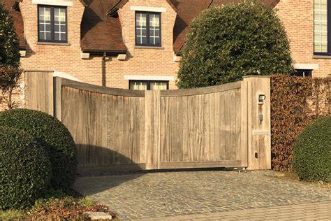 Foto: Voorbeeld houten-betonschutting met poort