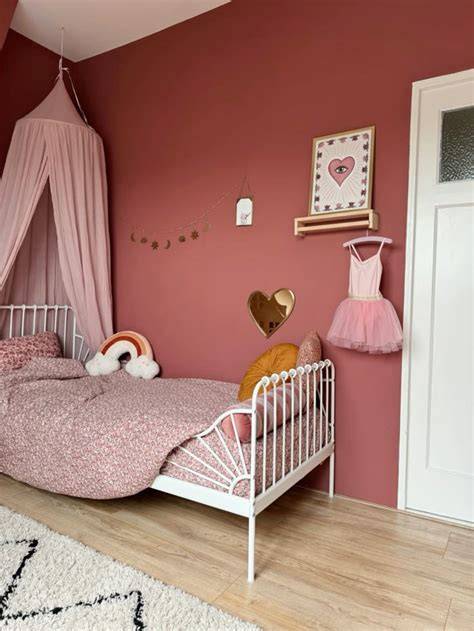 Kleur- en meubelvoorbeelden voor roze meisjeskamer