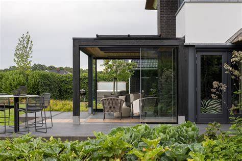 Glazen vouwwanden in harmonie met houten veranda