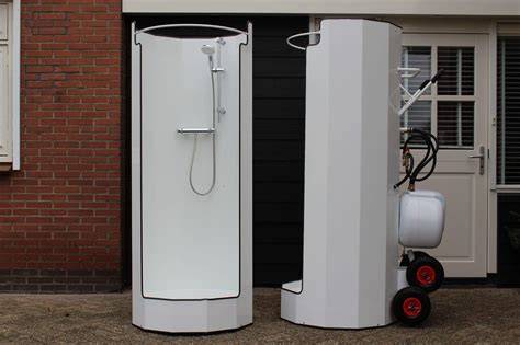 Infographic: benodigde aansluitingen, afmetingen en ventilatie voor mobiele douchecabine