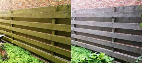 Algemene afbeelding van houten schuttingen met groene aanslag