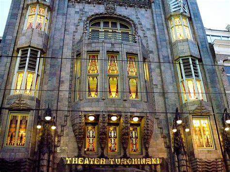 Geglazuurde gevel en decoraties van Tuschinski