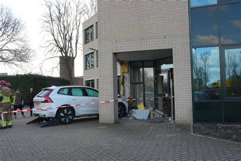 Illustratie van auto die tegen een gevel rijdt