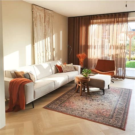 inspiratie woonkamer met tapijt en raambekleding